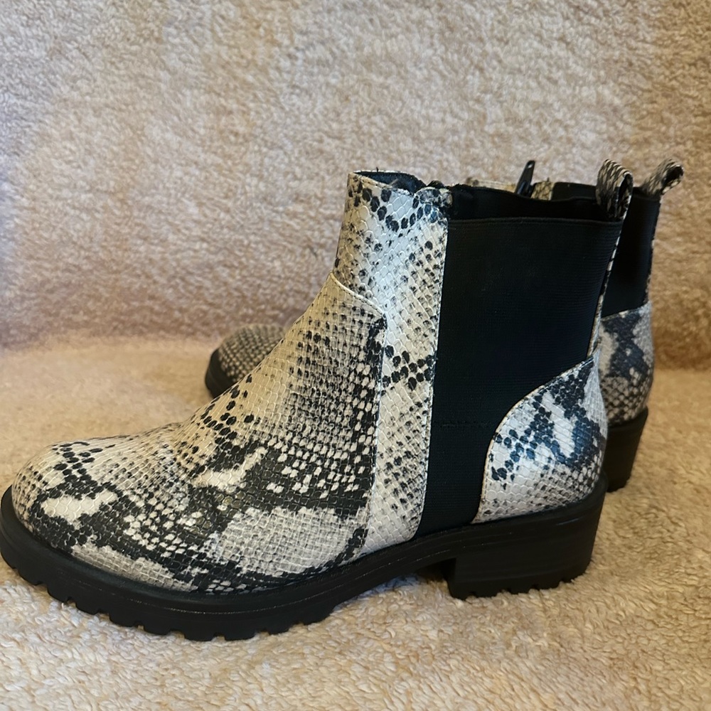🍂 Fall Snakeskin Boots